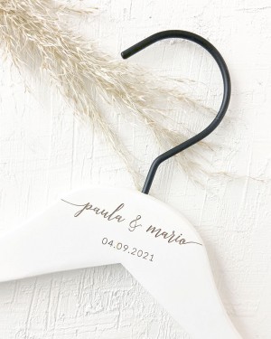 WHITE PERSONALIZED HANGER WITH ENGRAVED NAMES AND DATE