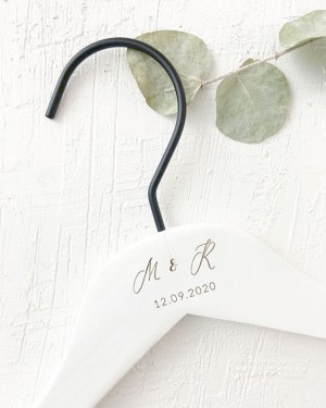 WHITE PERSONALIZED HANGER WITH ENGRAVED INITIALS AND DATE